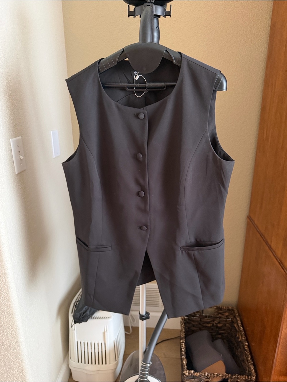 Sleeveless Black Button-Front Women's Vest Jacket